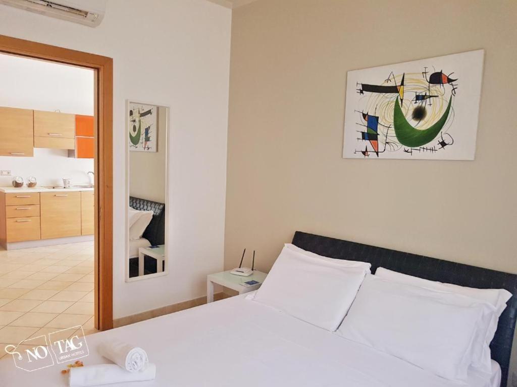 Colonna Rooms & Apartment Trani Bagian luar foto