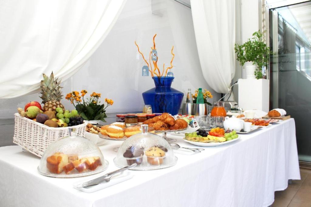 Colonna Rooms & Apartment Trani Bagian luar foto