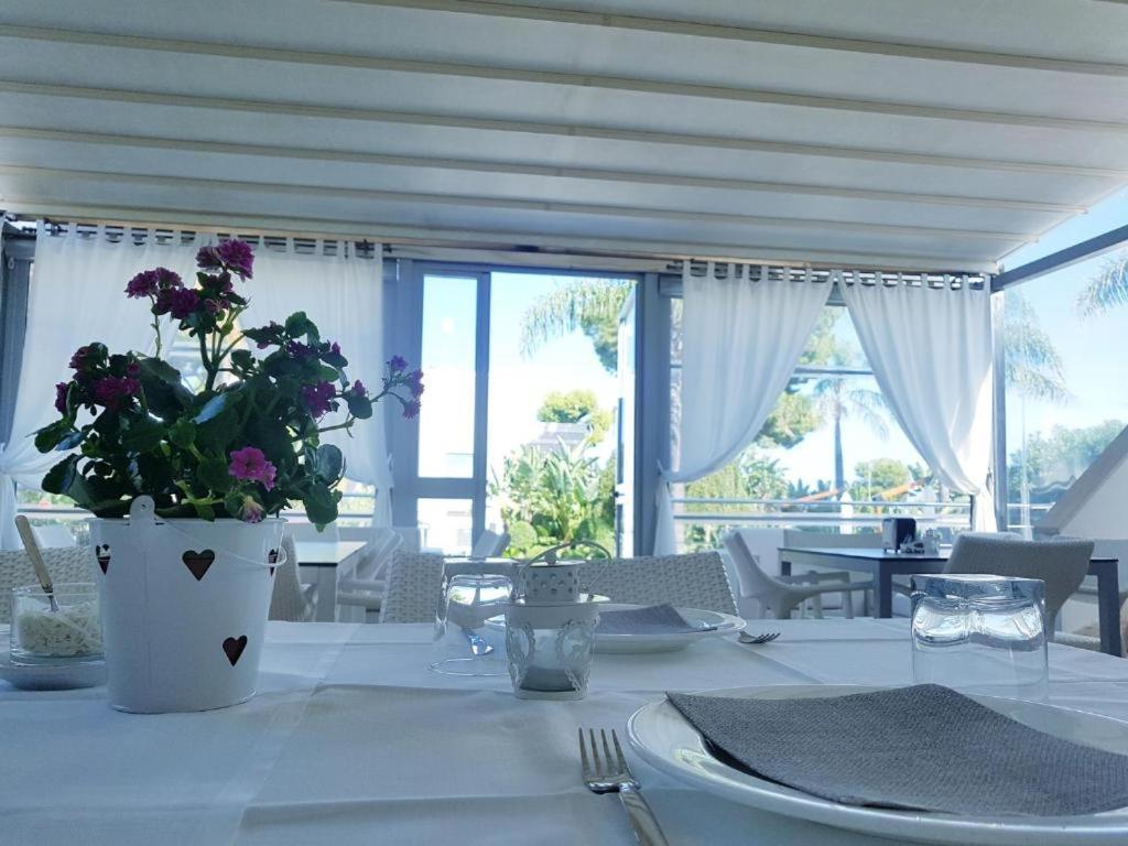 Colonna Rooms & Apartment Trani Bagian luar foto