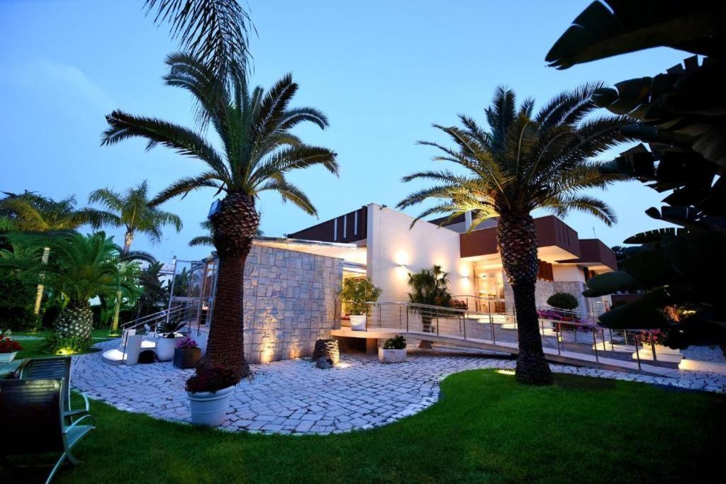 Colonna Rooms & Apartment Trani Bagian luar foto
