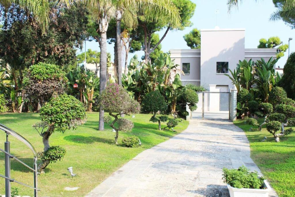 Colonna Rooms & Apartment Trani Bagian luar foto