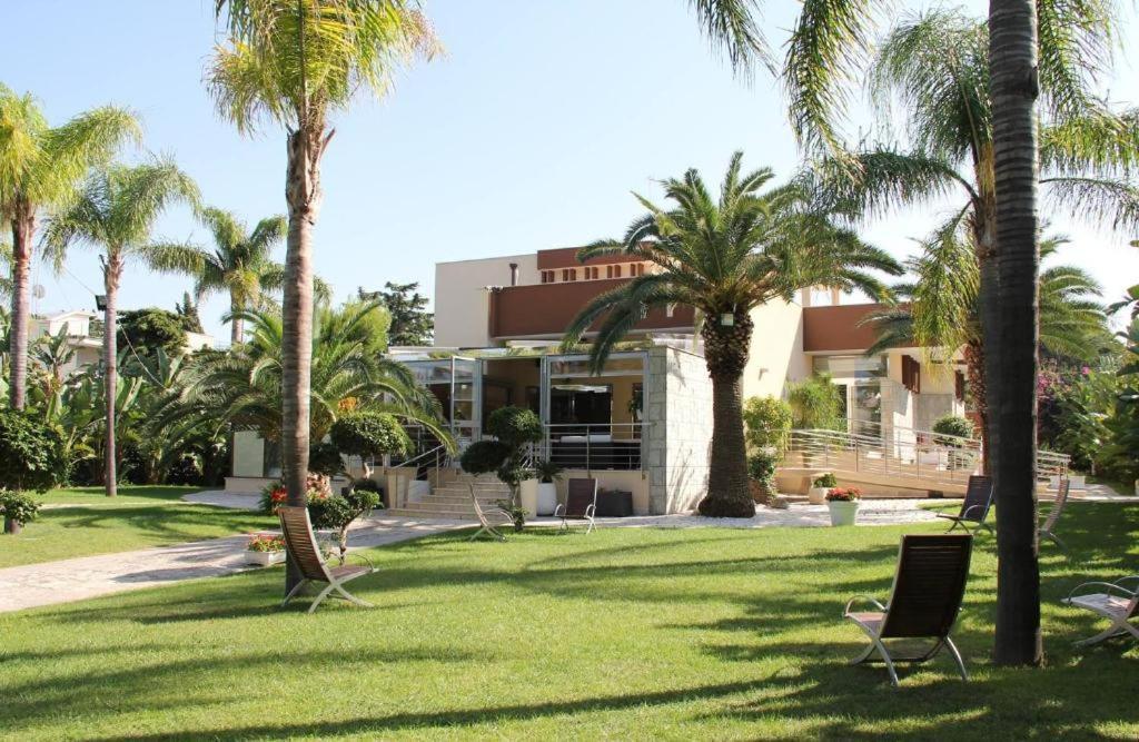 Colonna Rooms & Apartment Trani Bagian luar foto
