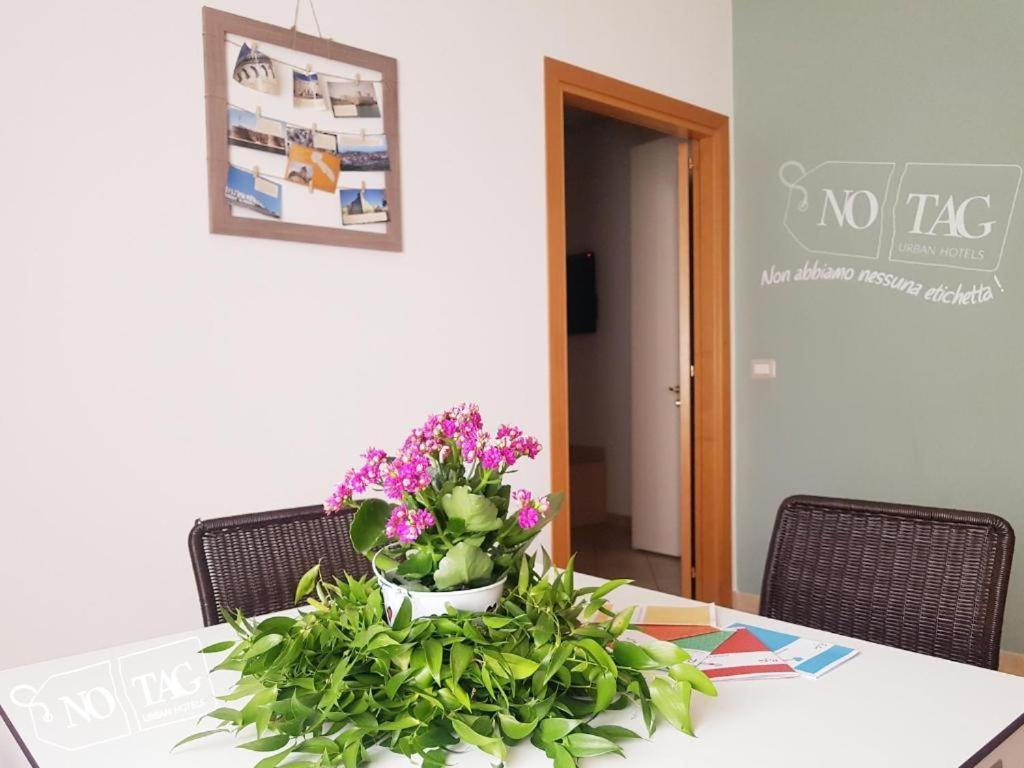 Colonna Rooms & Apartment Trani Bagian luar foto