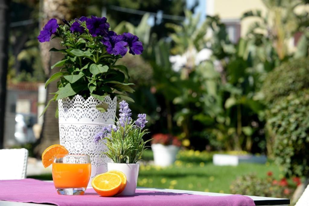 Colonna Rooms & Apartment Trani Bagian luar foto