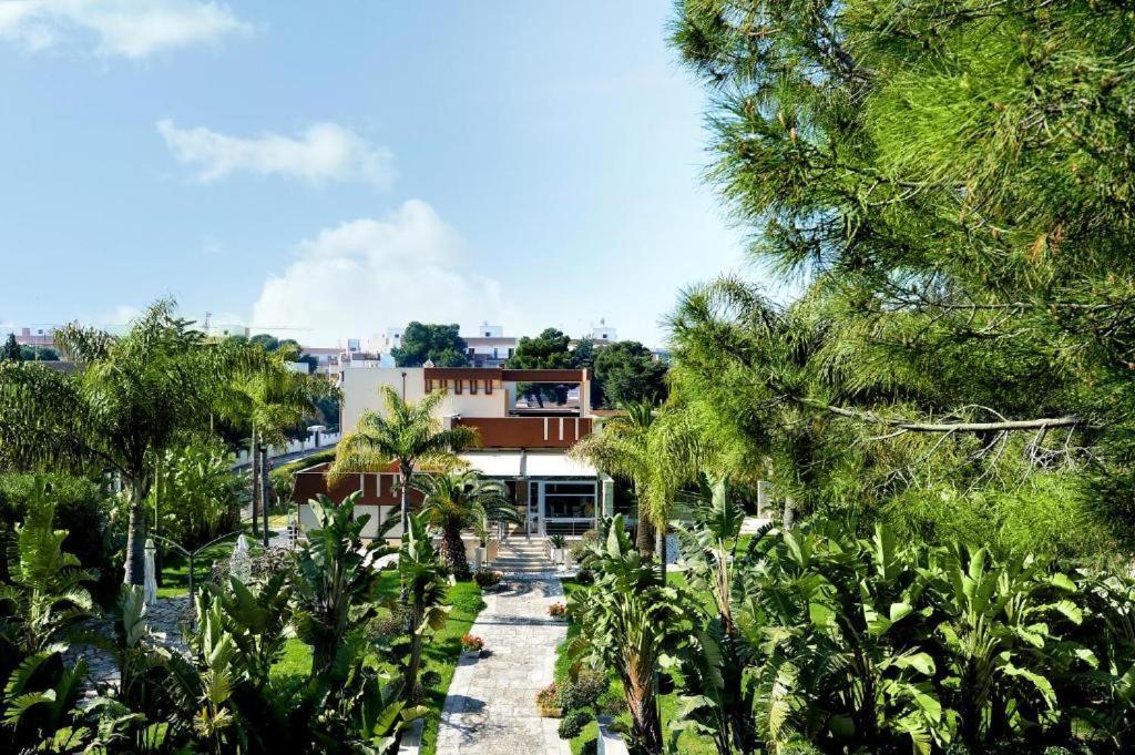 Colonna Rooms & Apartment Trani Bagian luar foto
