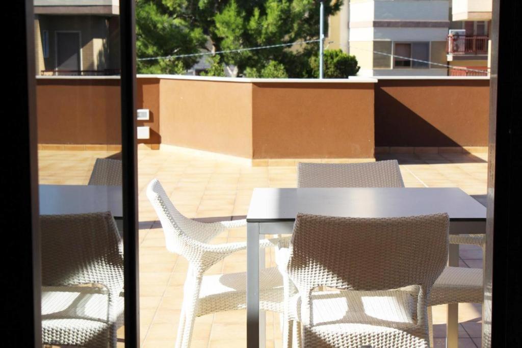 Colonna Rooms & Apartment Trani Bagian luar foto