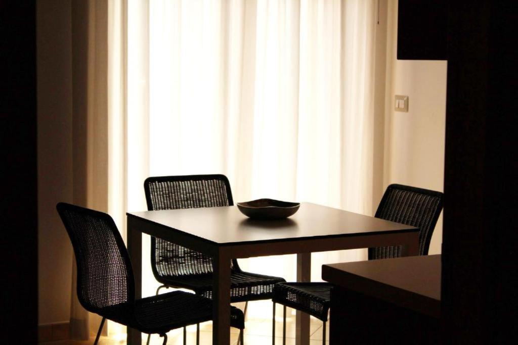 Colonna Rooms & Apartment Trani Bagian luar foto