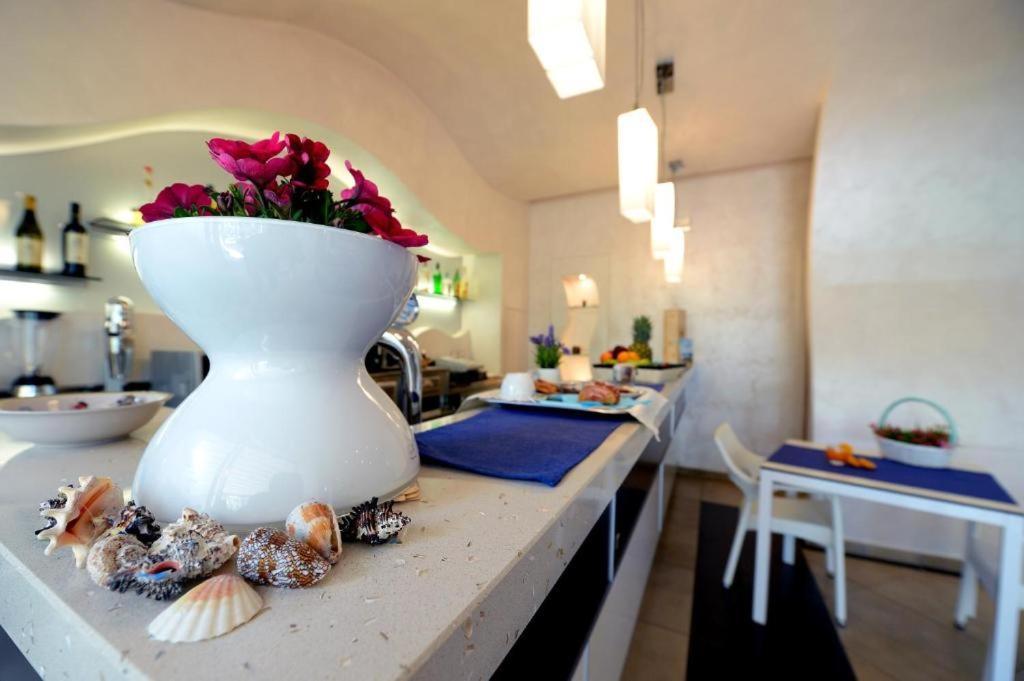 Colonna Rooms & Apartment Trani Bagian luar foto