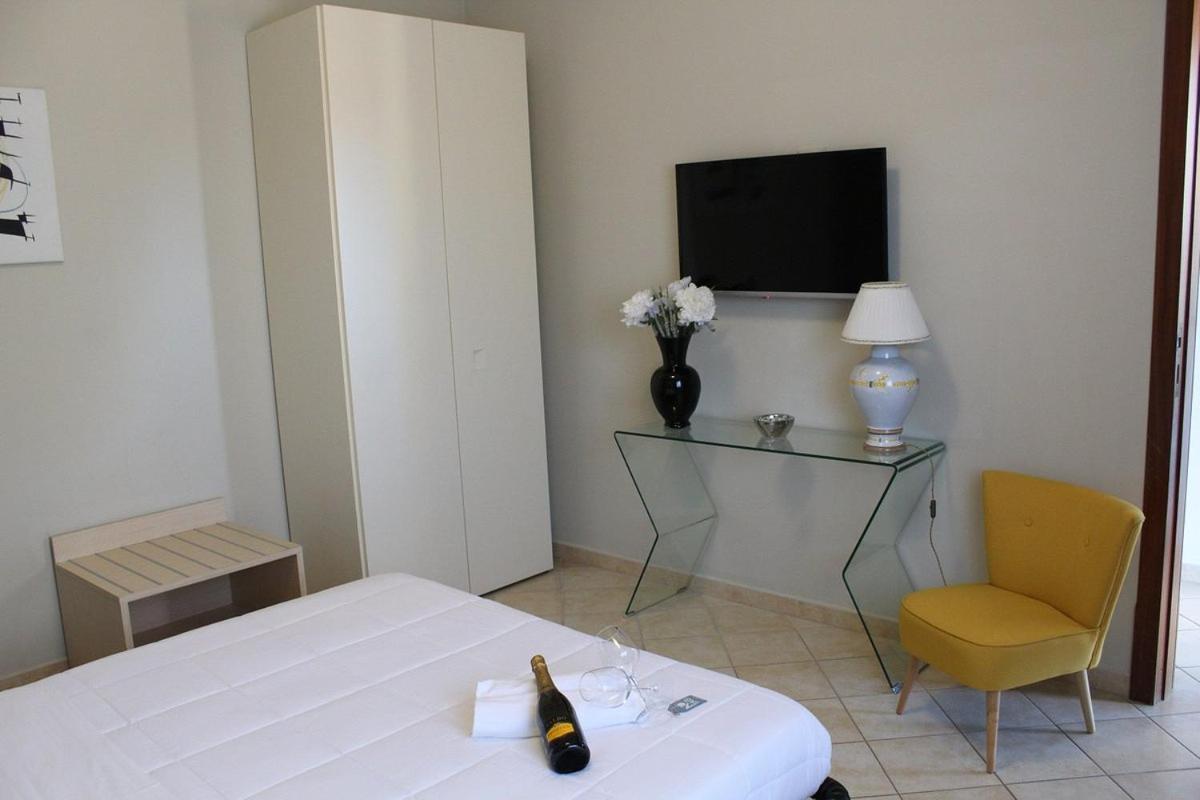 Colonna Rooms & Apartment Trani Bagian luar foto